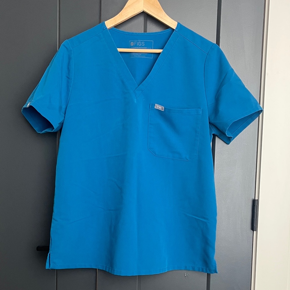 Figs women’s Catarina Short Sleeve V-Neck scrub top in Cool Blue